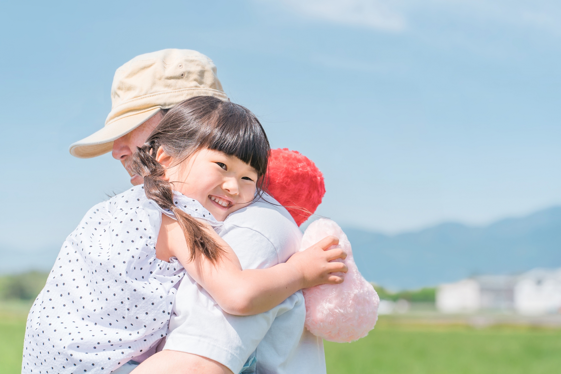 子どもを抱っこするママ