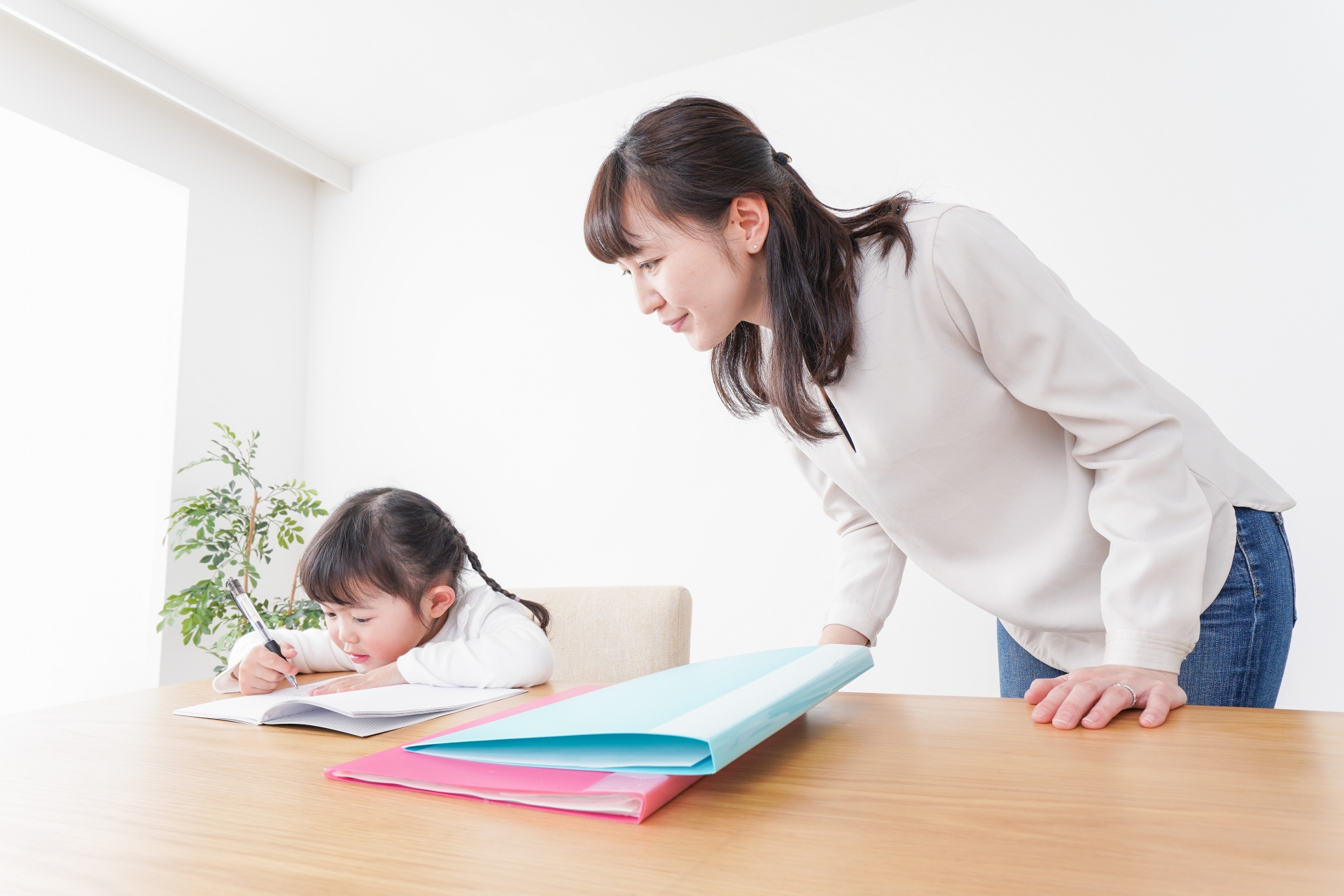 勉強を見守るママ