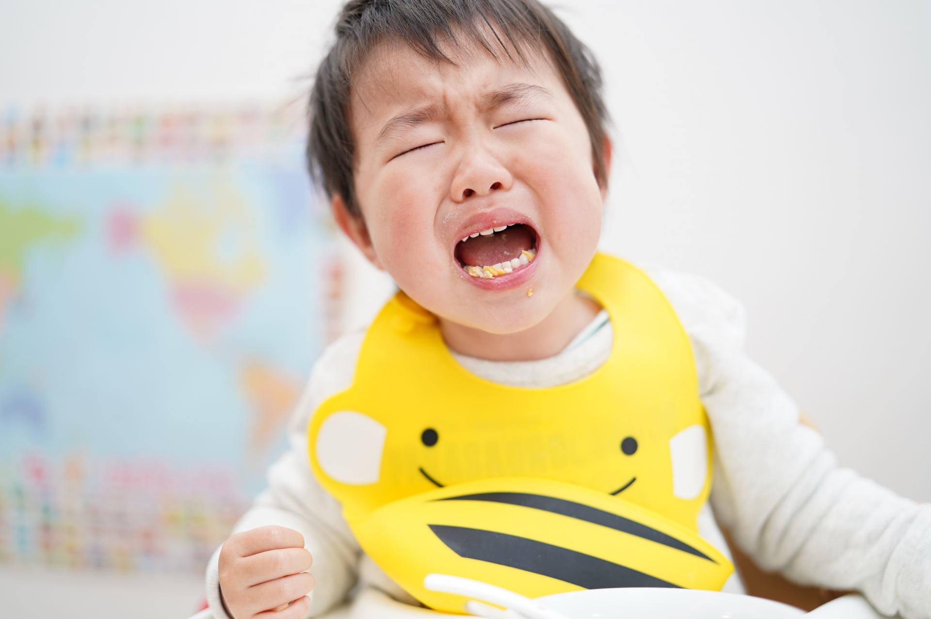 大泣きの男の子