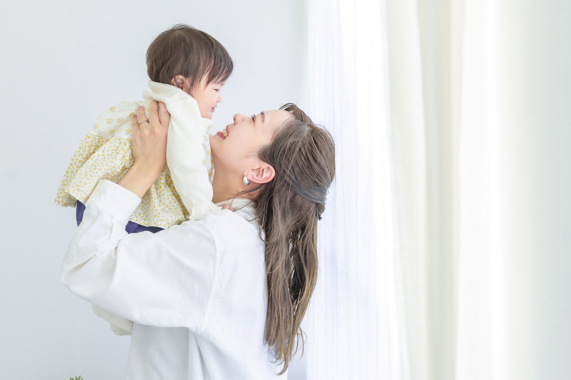 子どもを抱っこするママ