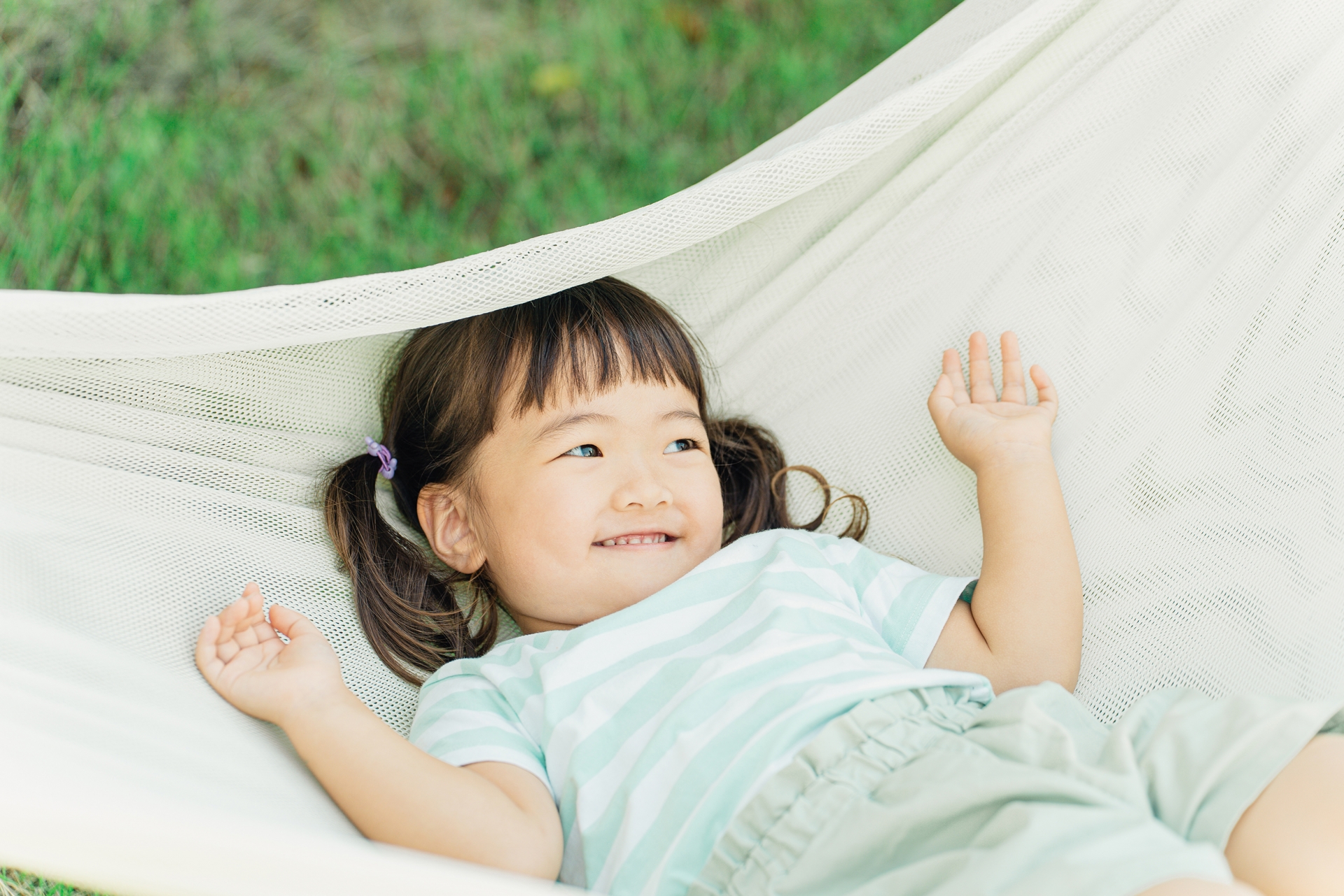 ハンモックにのる子ども