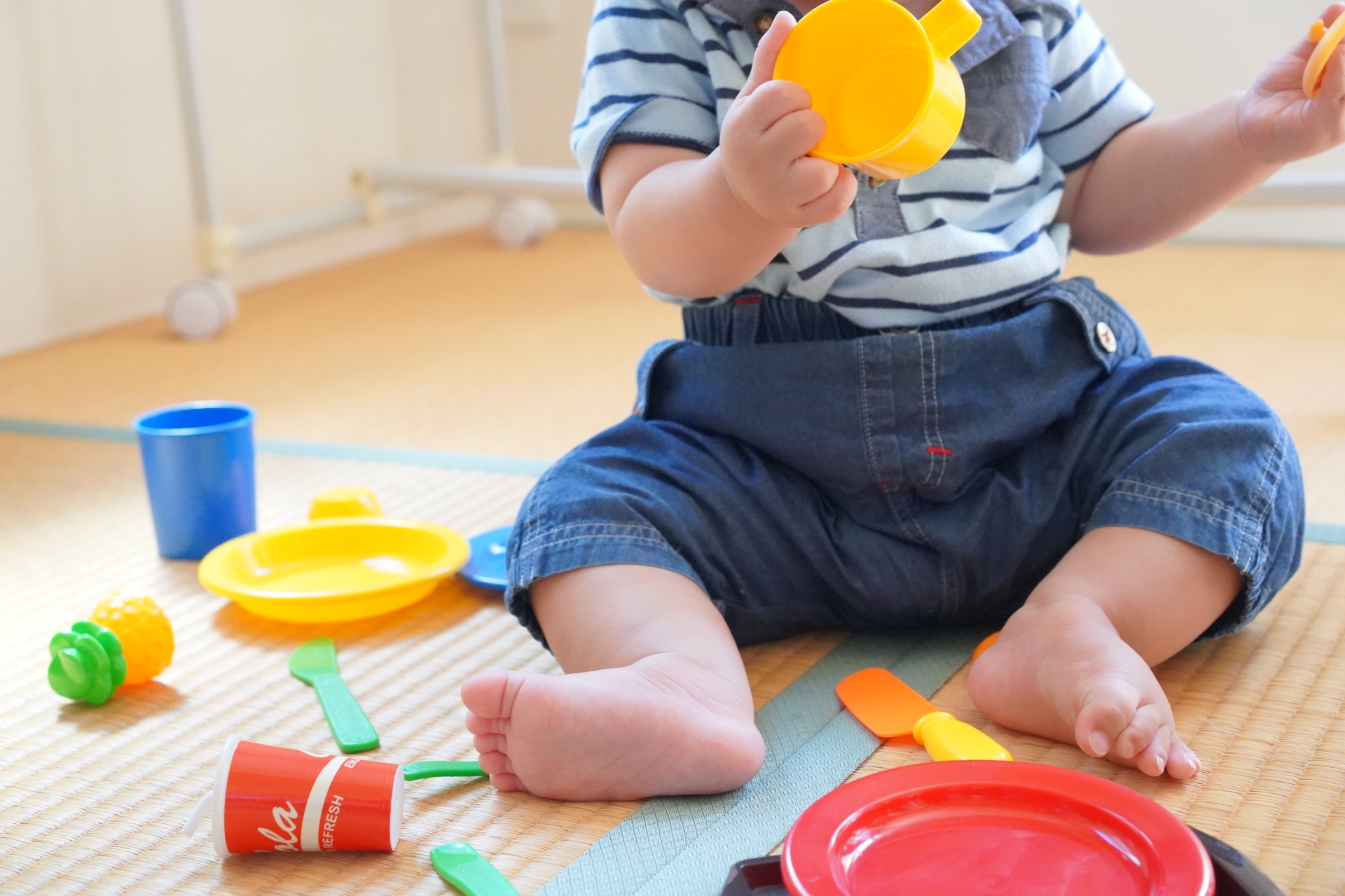 おもちゃで遊ぶ赤ちゃん