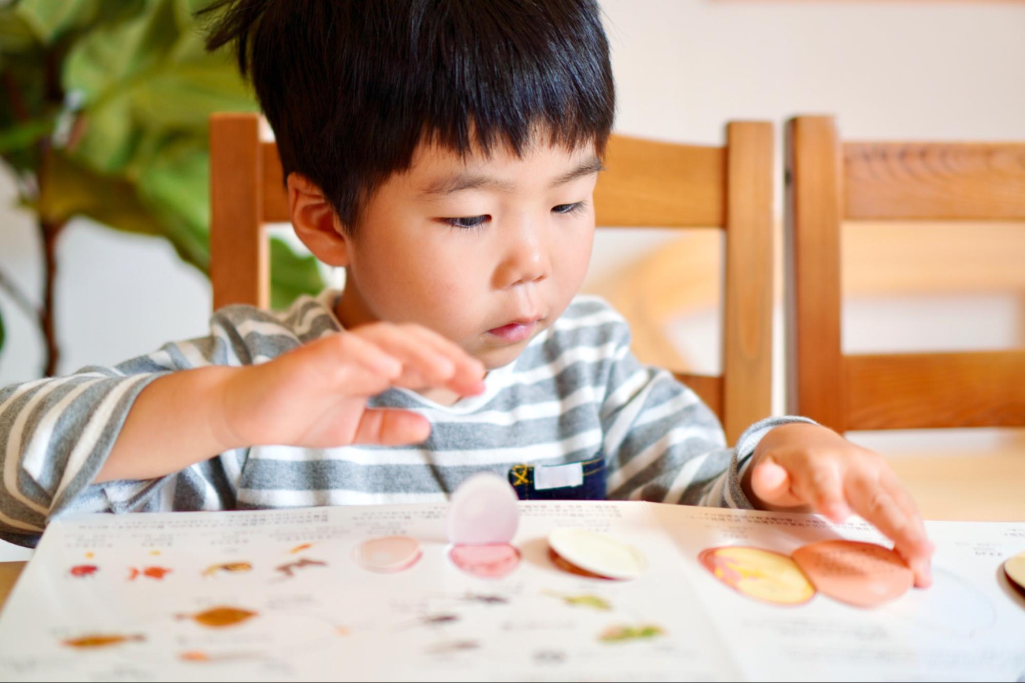 集中して作業をする男の子