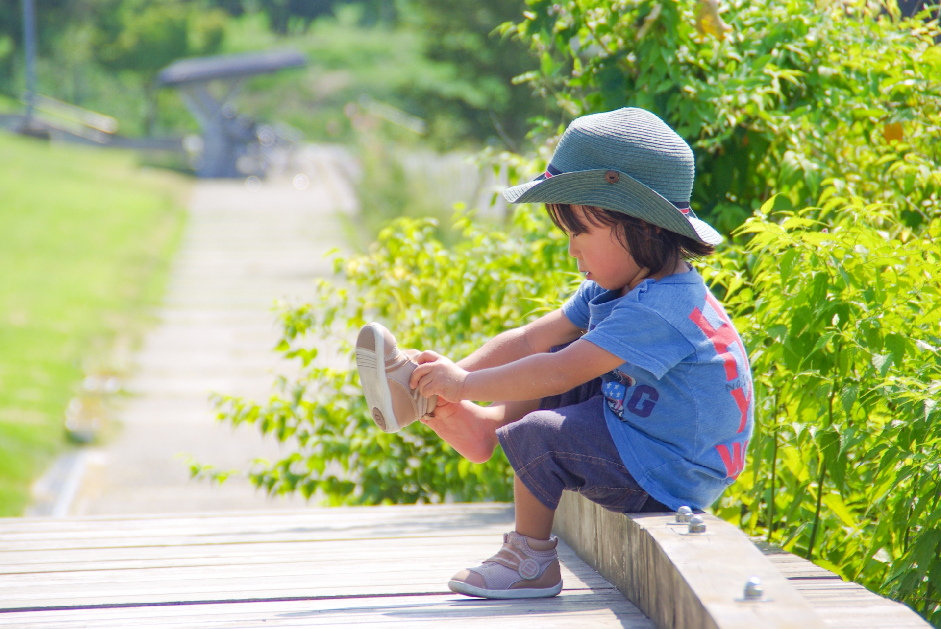 靴を履き直す子ども