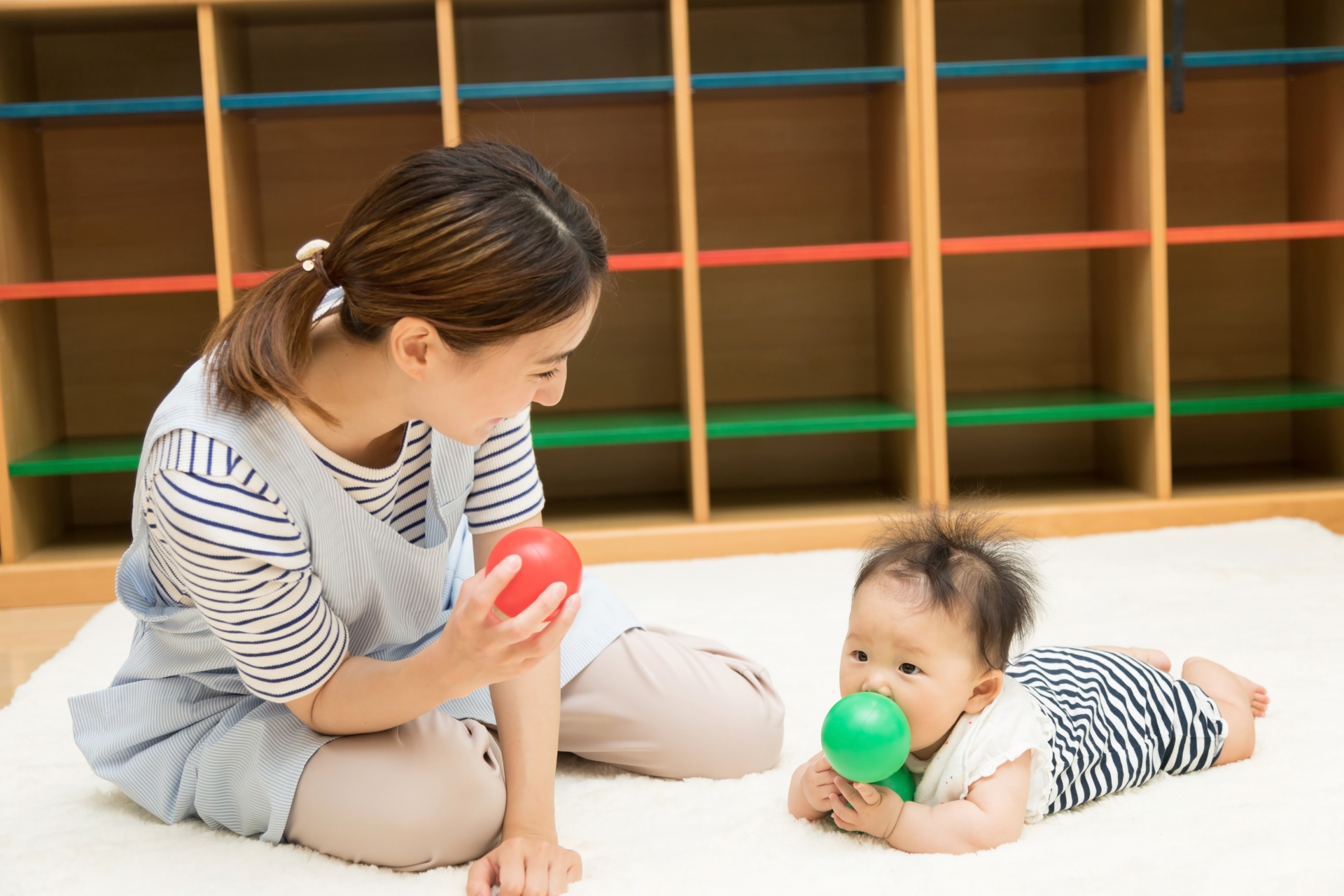 ボール遊びをする親子