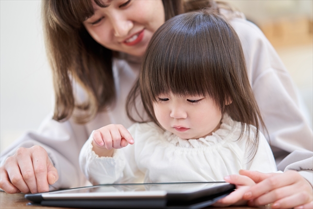 タブレットで調べる親子