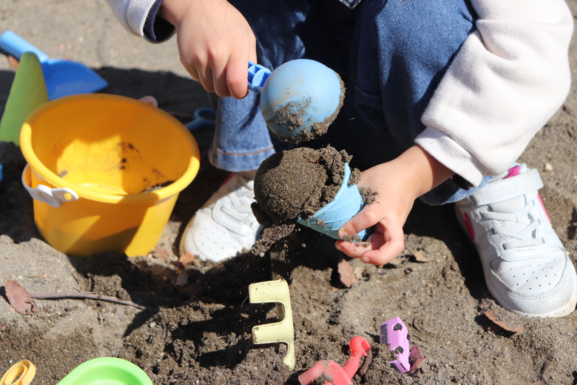砂場で遊ぶ子ども