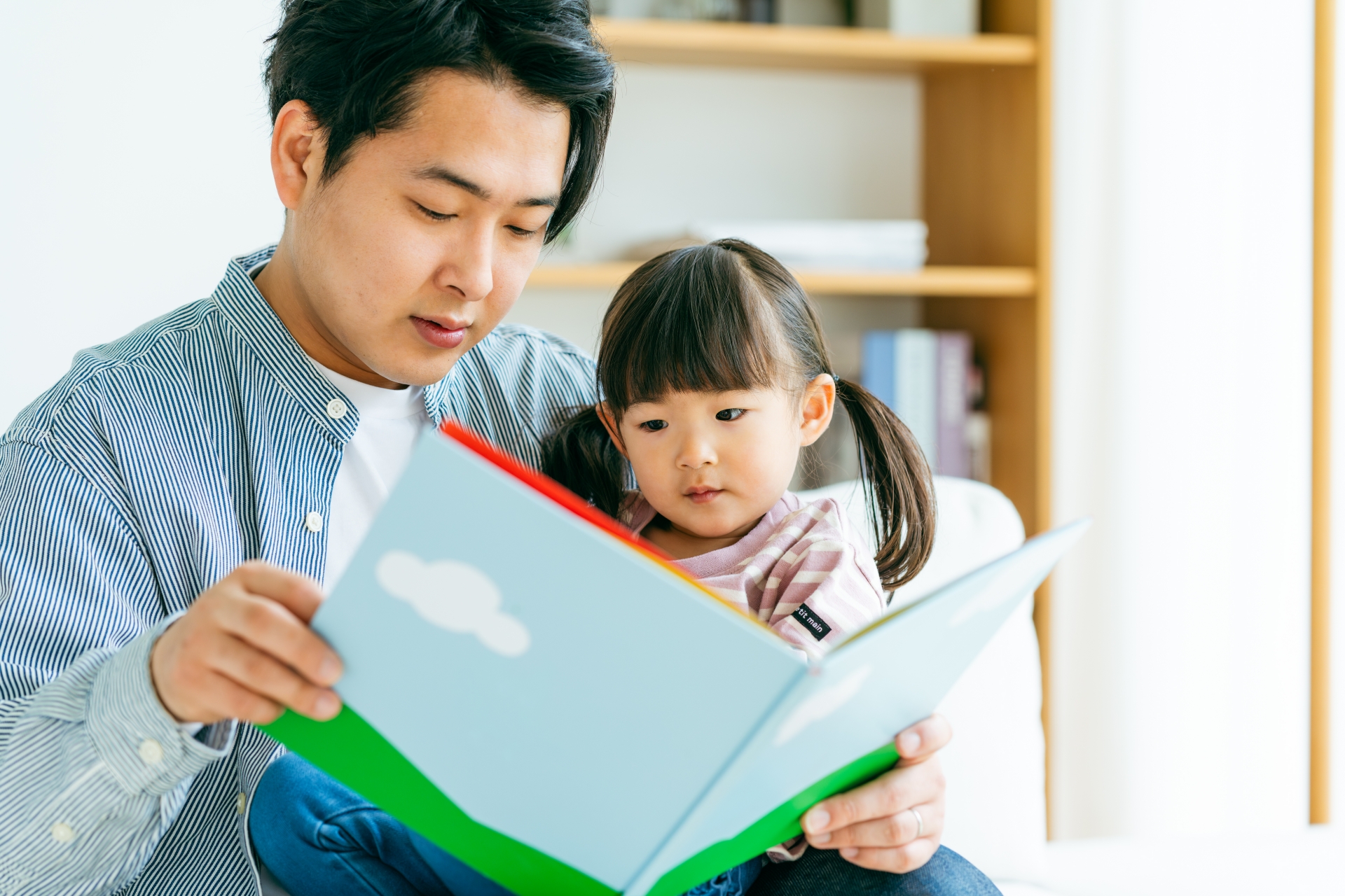 絵本を読むパパ
