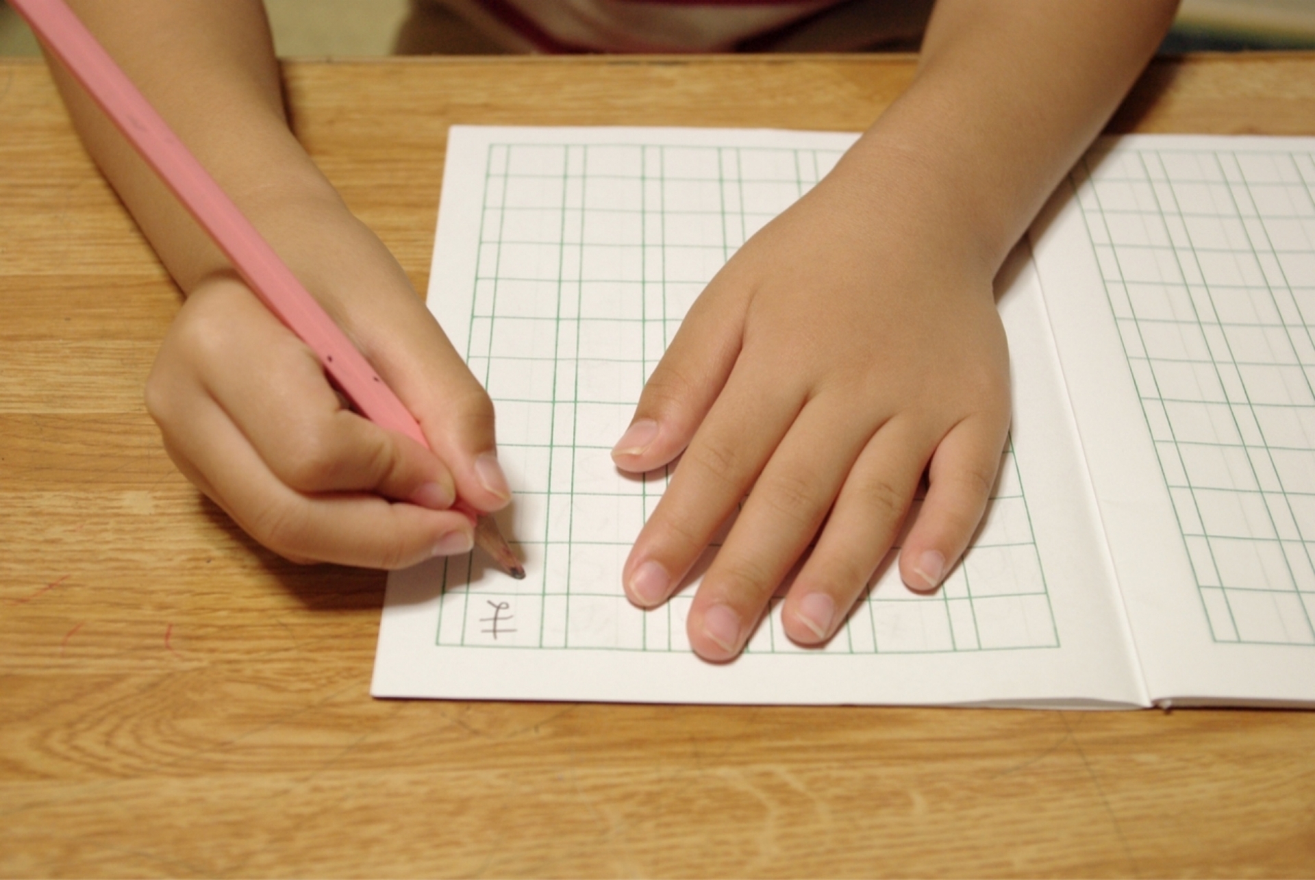 ノートに字を書く子ども