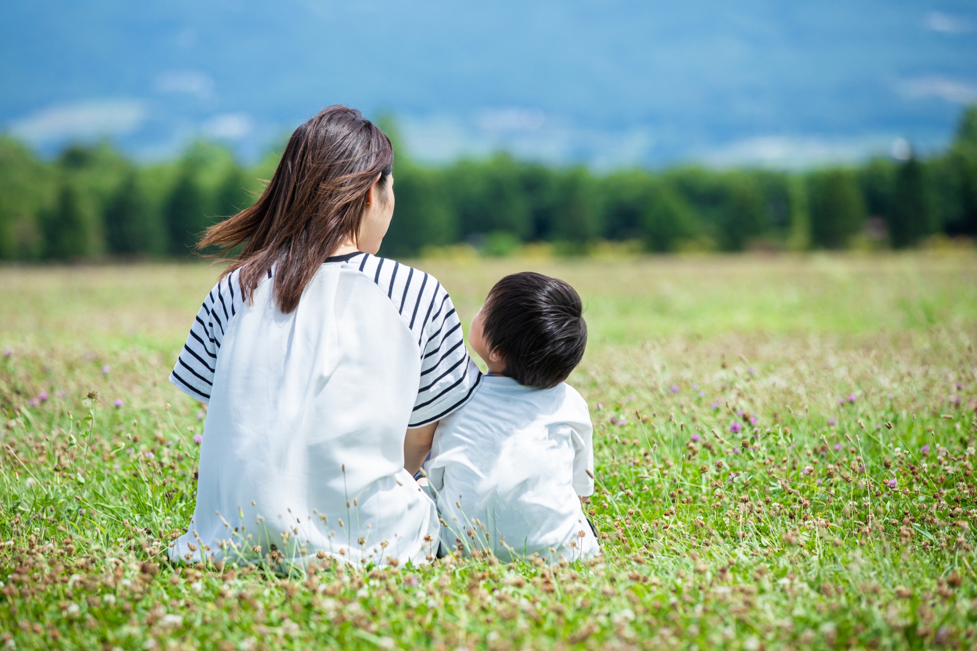ママと子どもの後ろ姿
