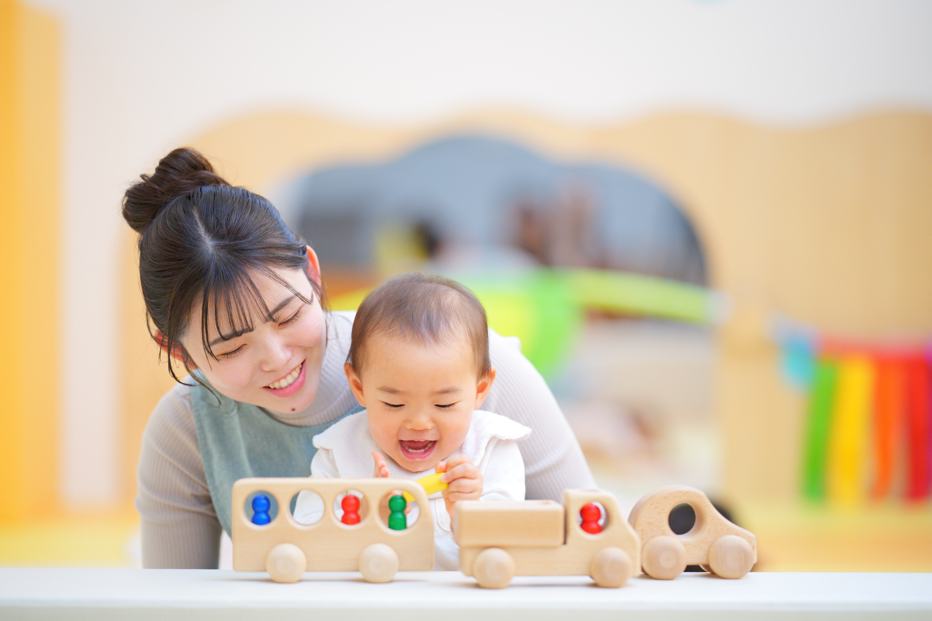 おもちゃで遊ぶ親子