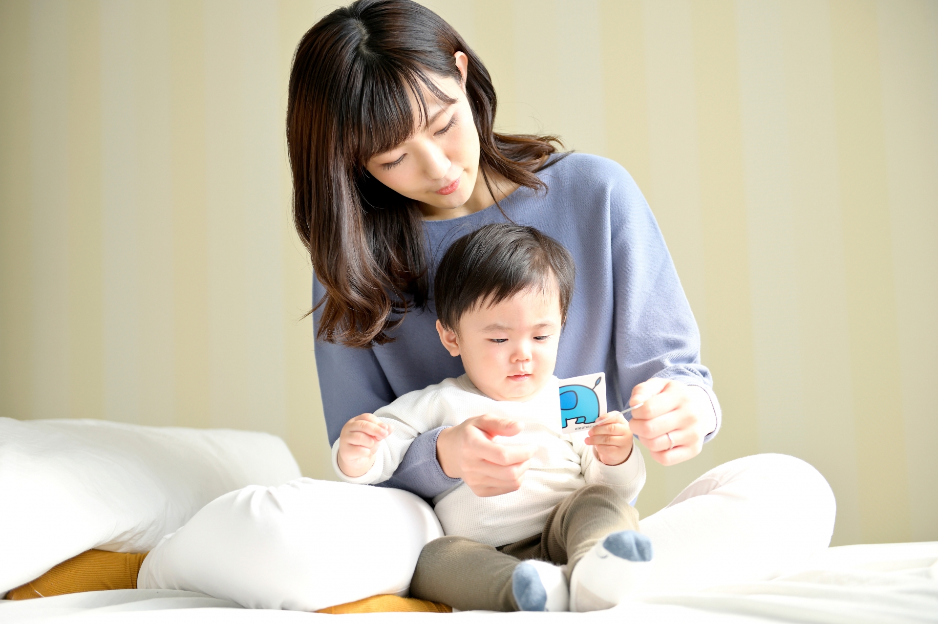 カードで遊ぶ親子