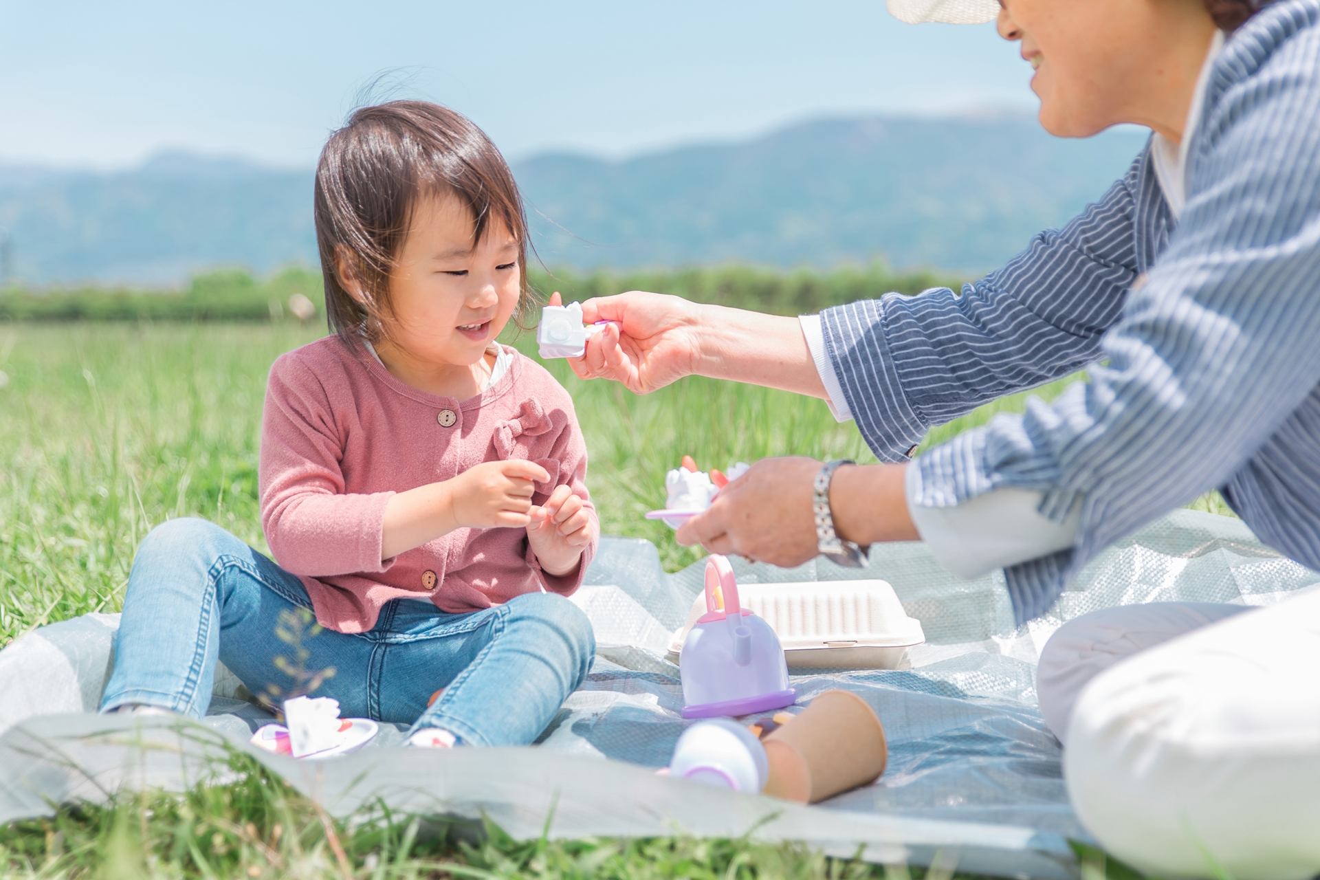 ままごとをする親子