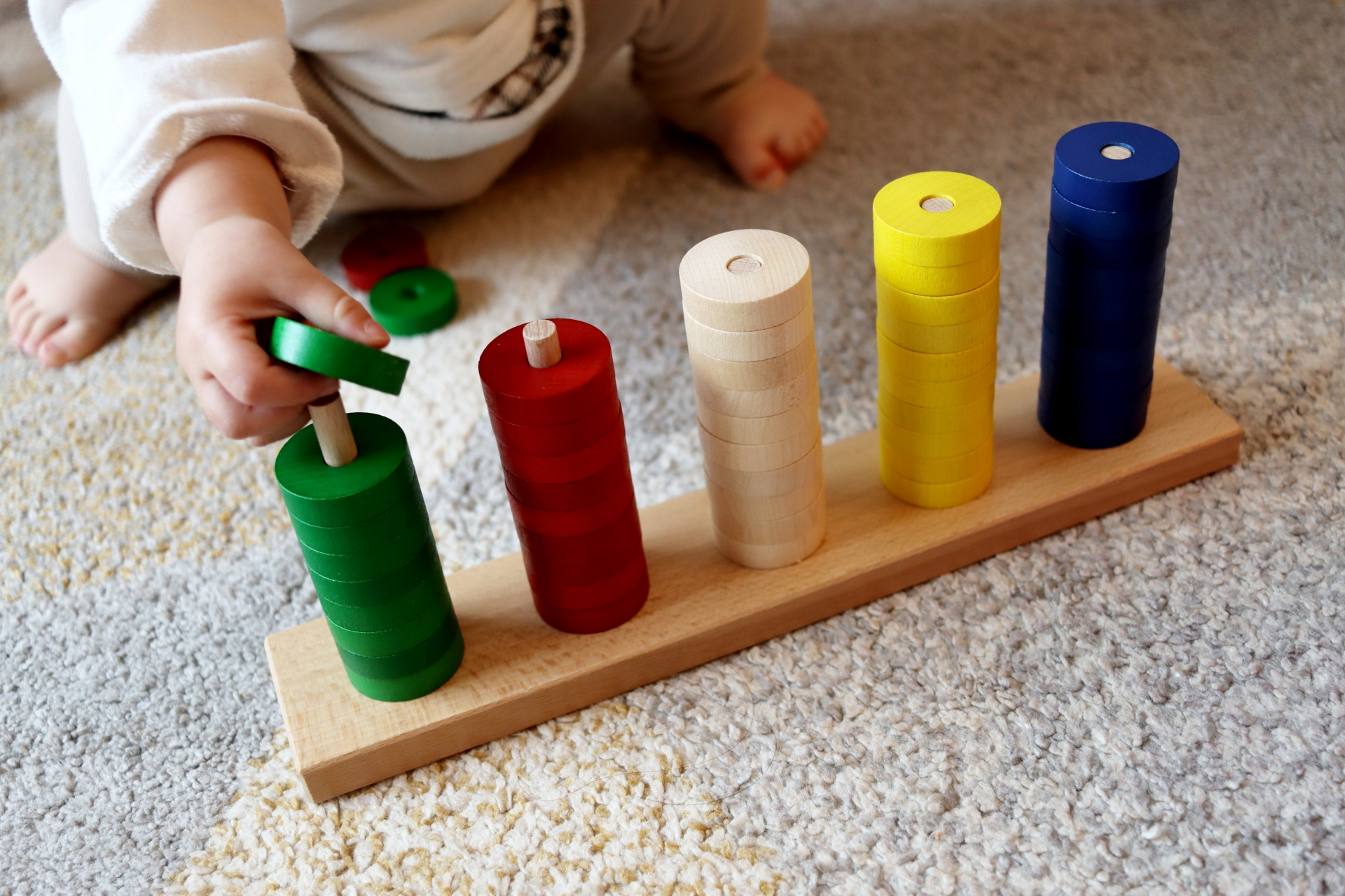 2歳児にひとり遊びは必要？おすすめの遊び方やおもちゃ、親の働きかけのポイントを解説