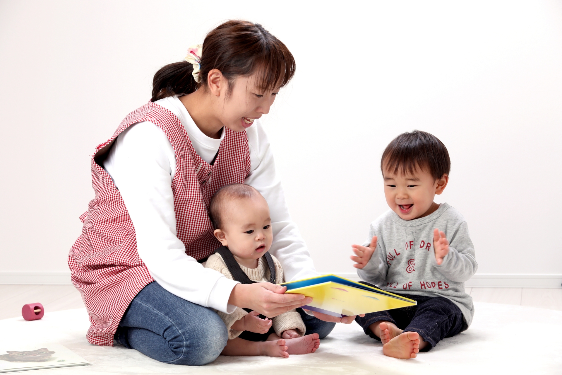 絵本をみる親子