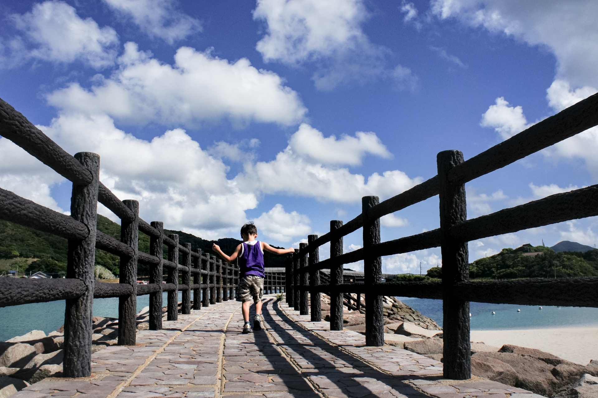 道を歩く子ども