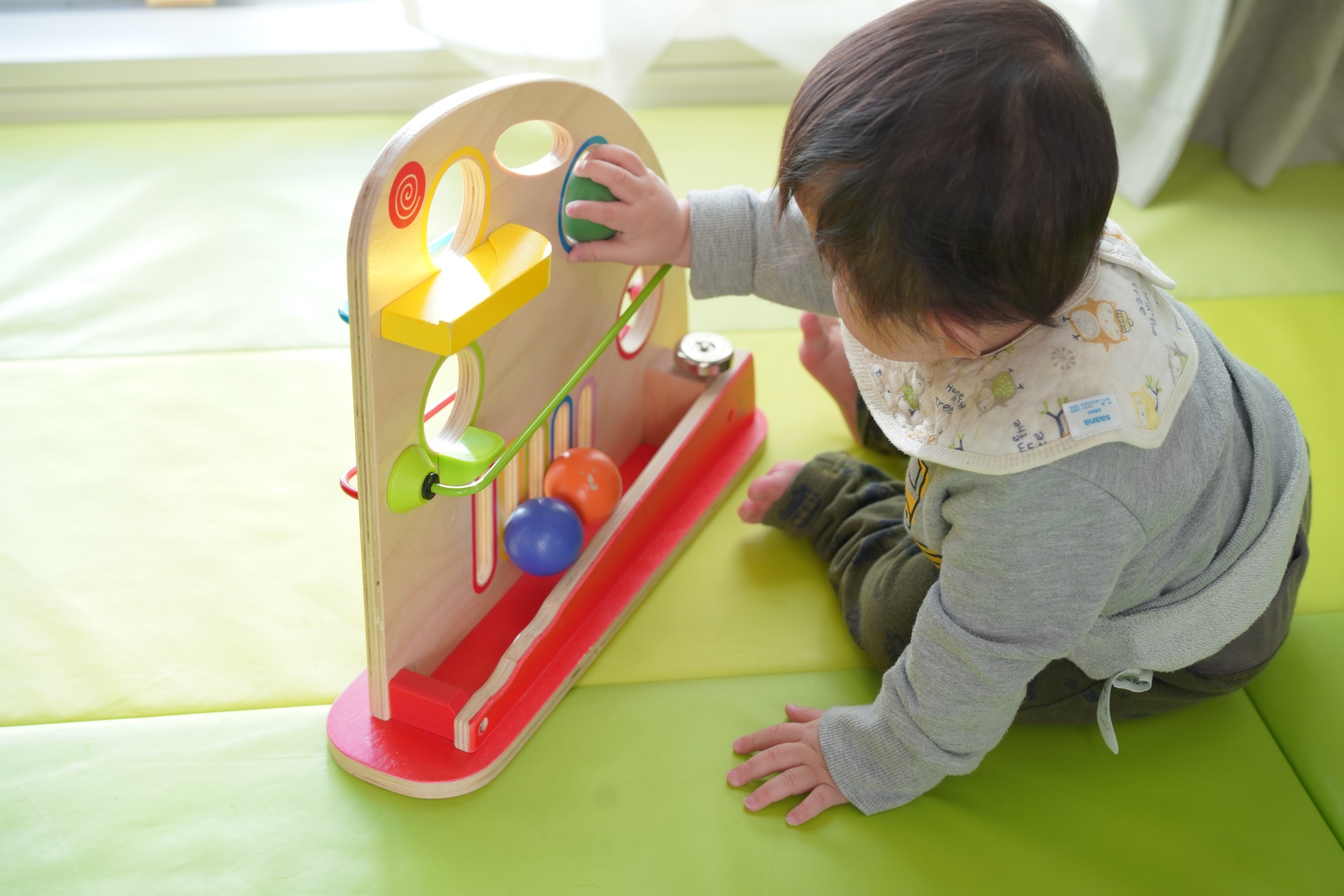 おもちゃで遊ぶ赤ちゃん