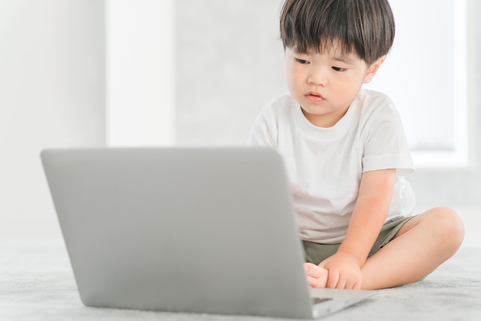 パソコンを触る子ども