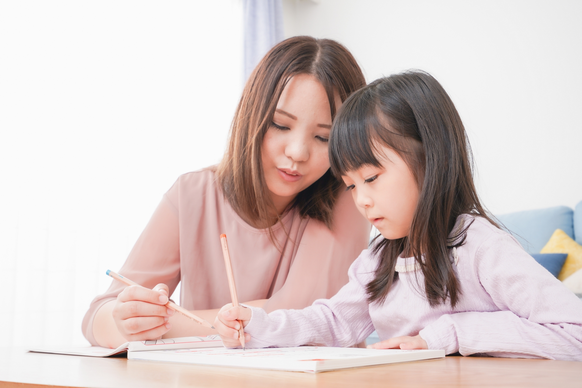 勉強をする親子