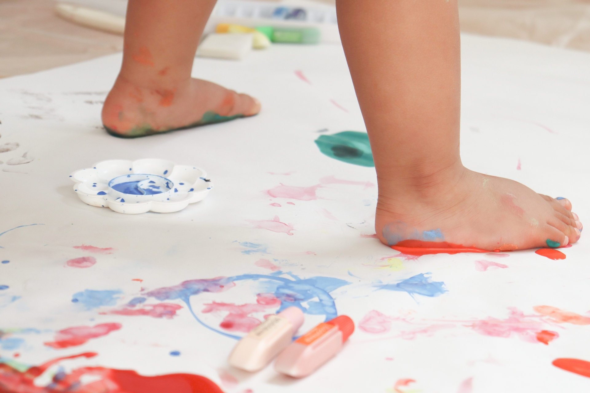 絵の具で遊ぶ赤ちゃん