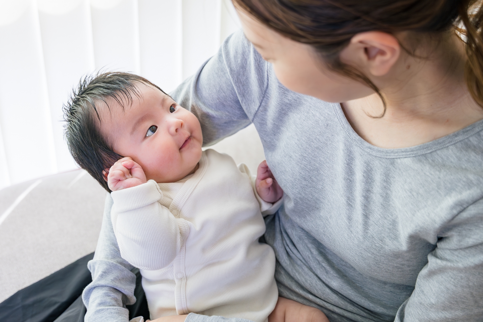 ママの顔をじっと見つめる赤ちゃん