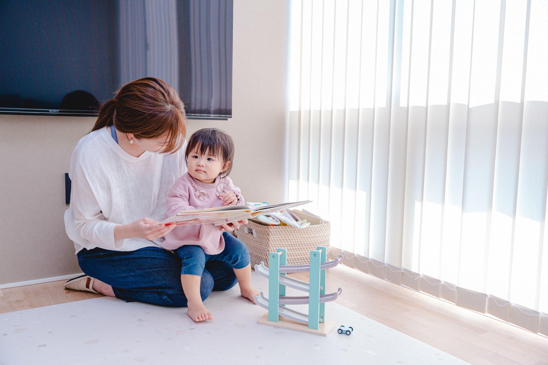 絵本を読む親子