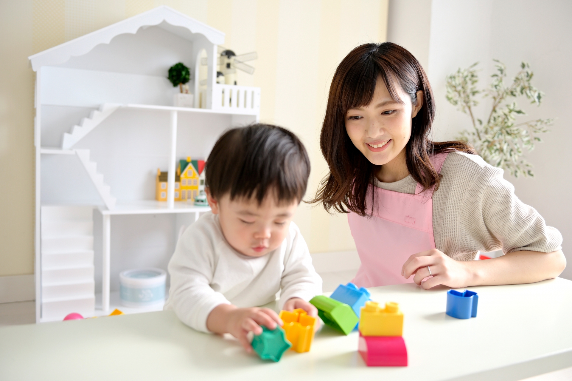 温かく見守るママ