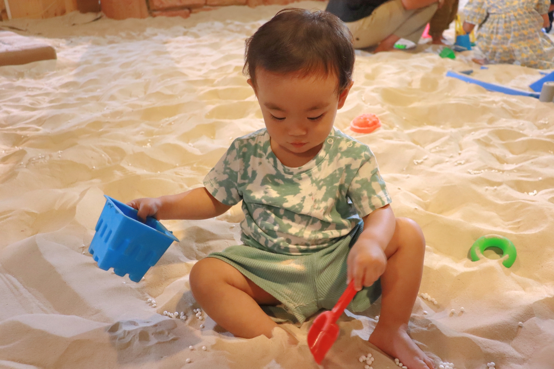 砂場で遊ぶ子ども