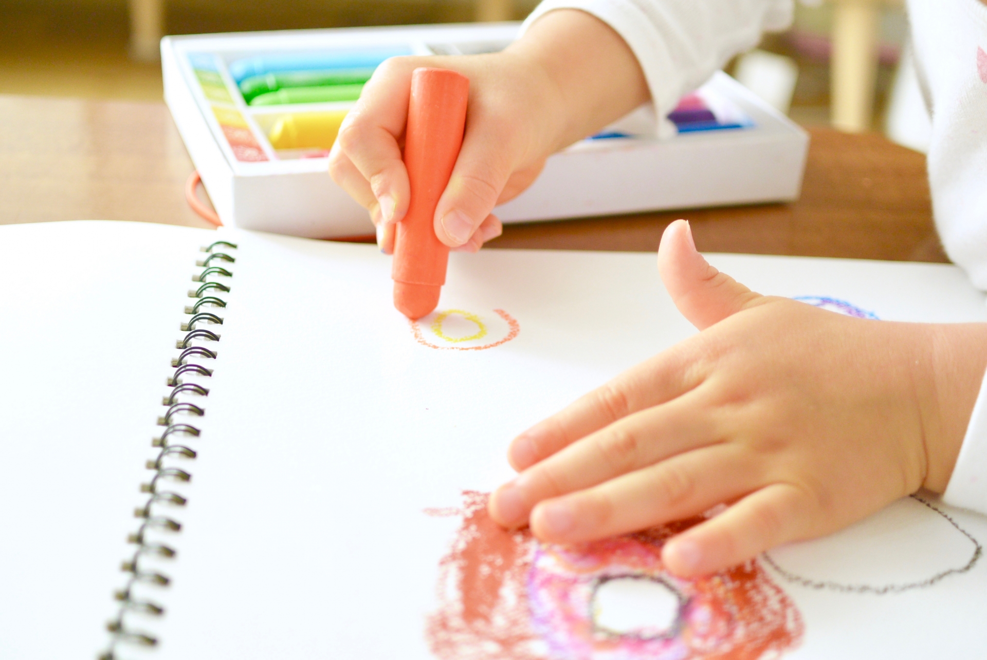 絵を描く子ども