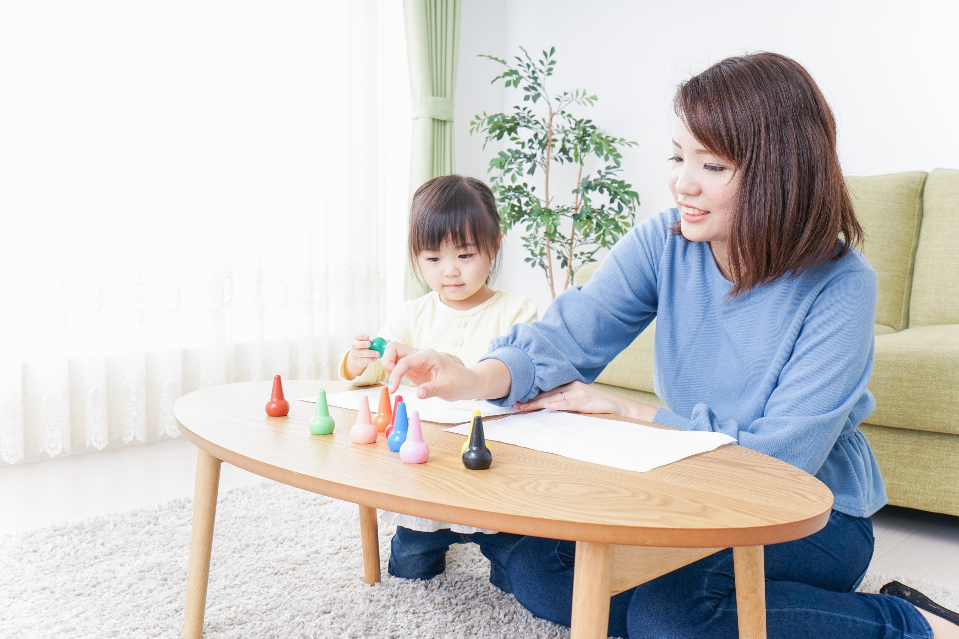 クレヨンを机の上に並べる