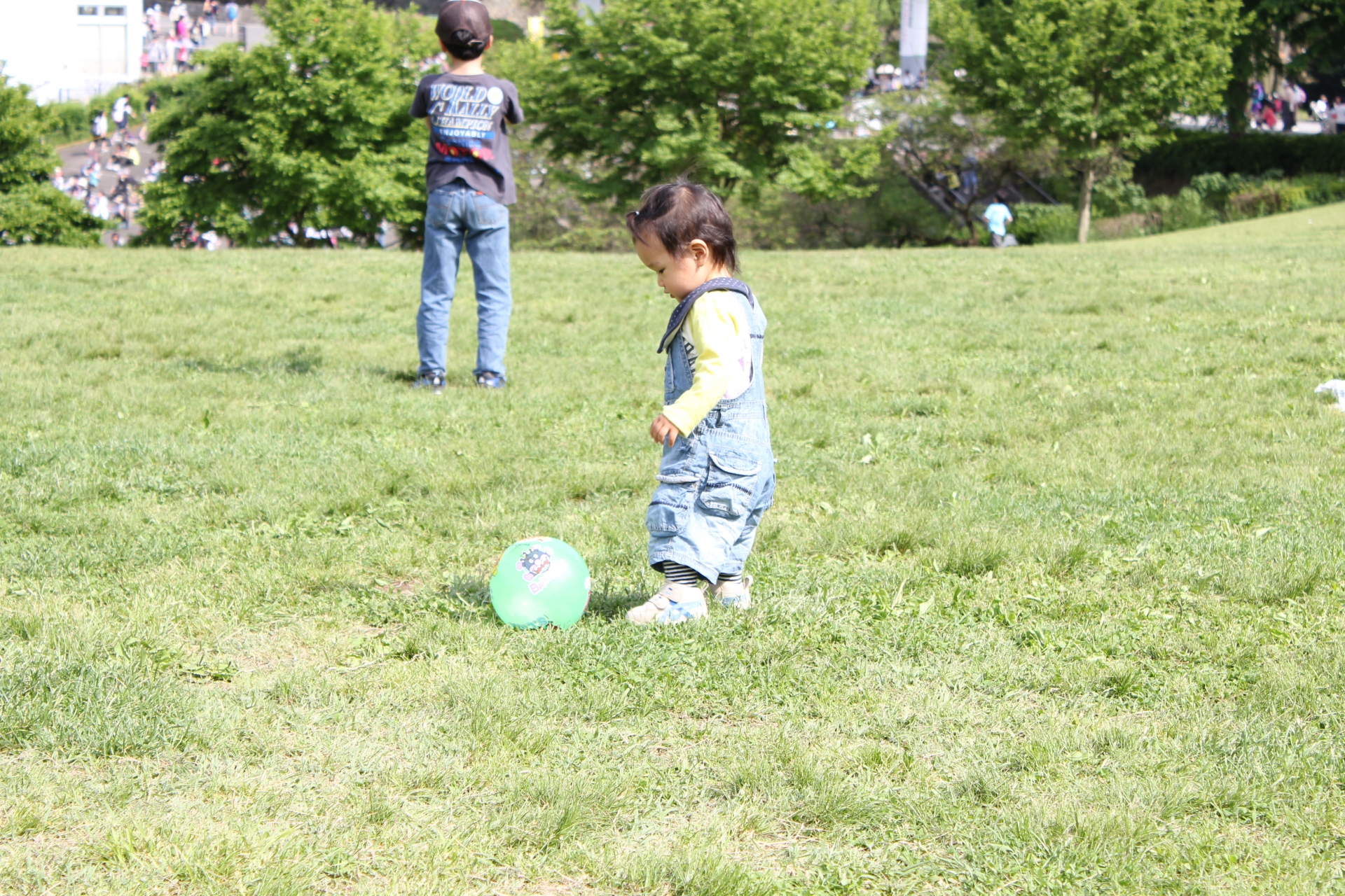 ボールで遊ぶ赤ちゃん