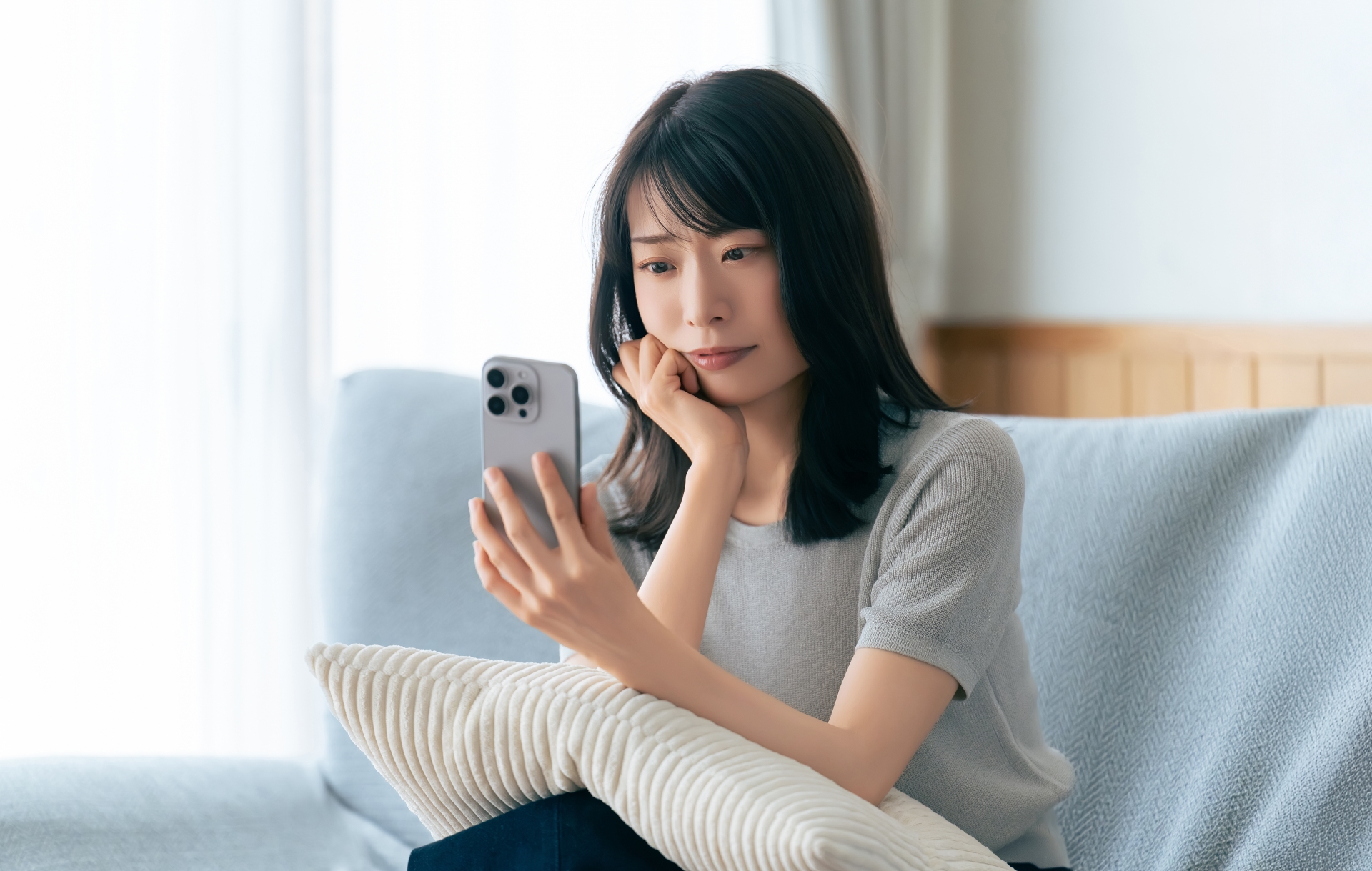スマホをみる女性