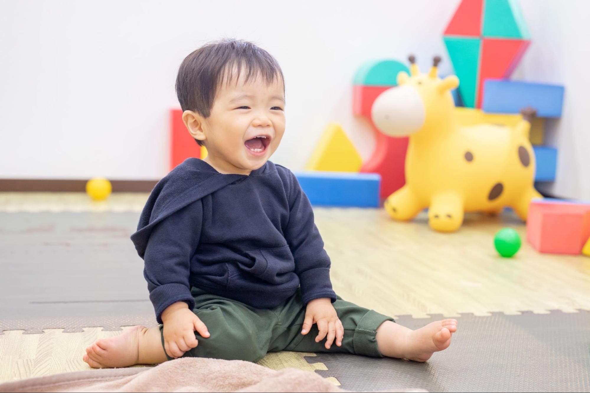 プレイルームで遊ぶ男の子