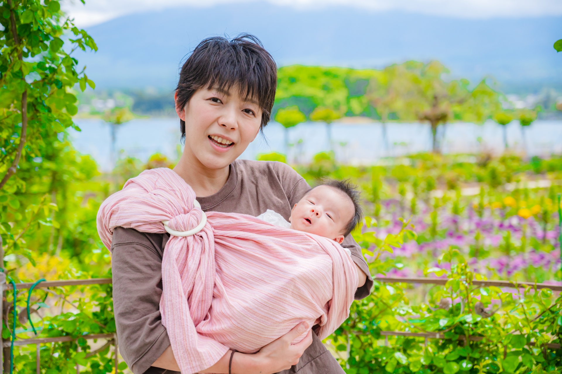 子どもを抱っこするママ