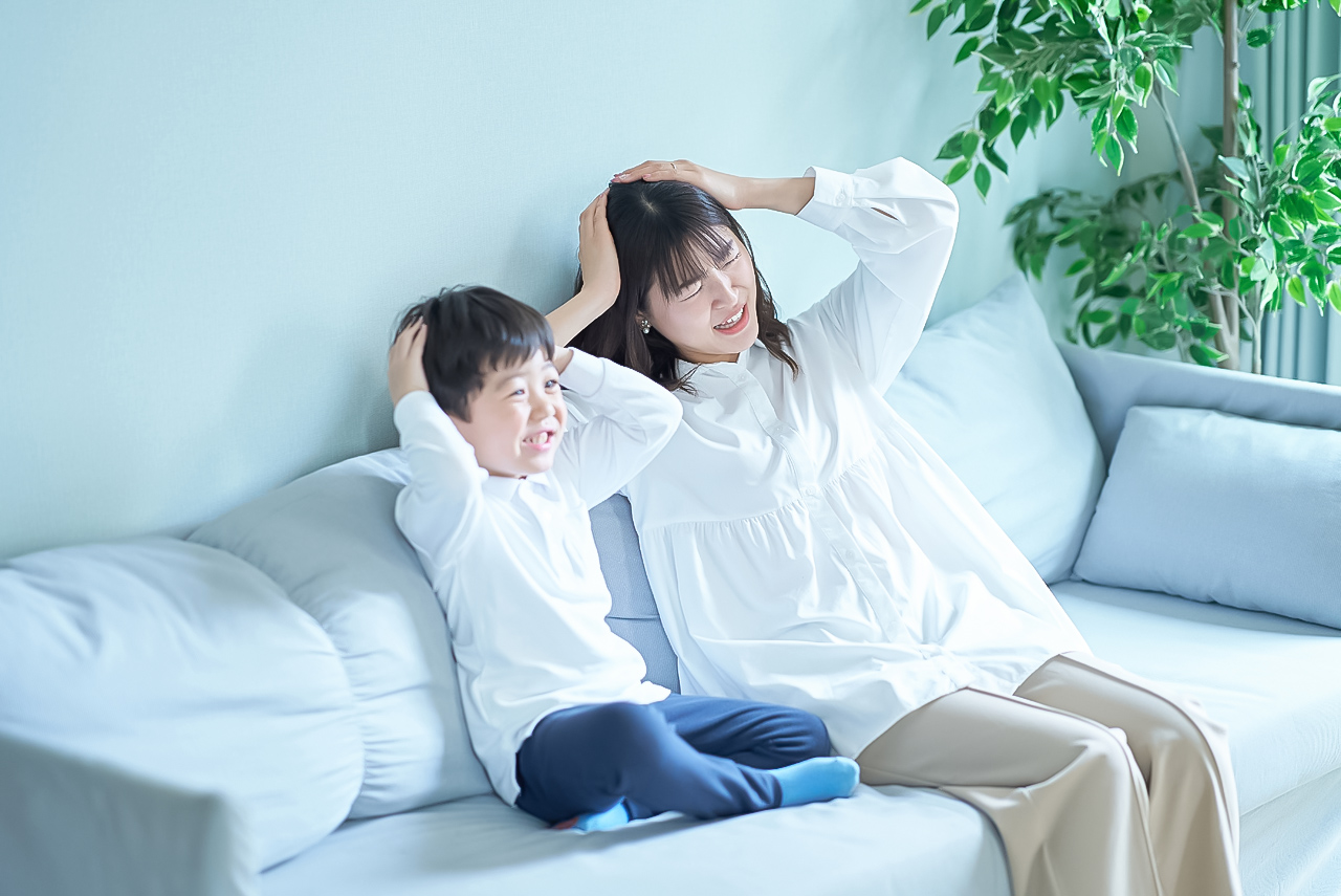 頭を抱える親子