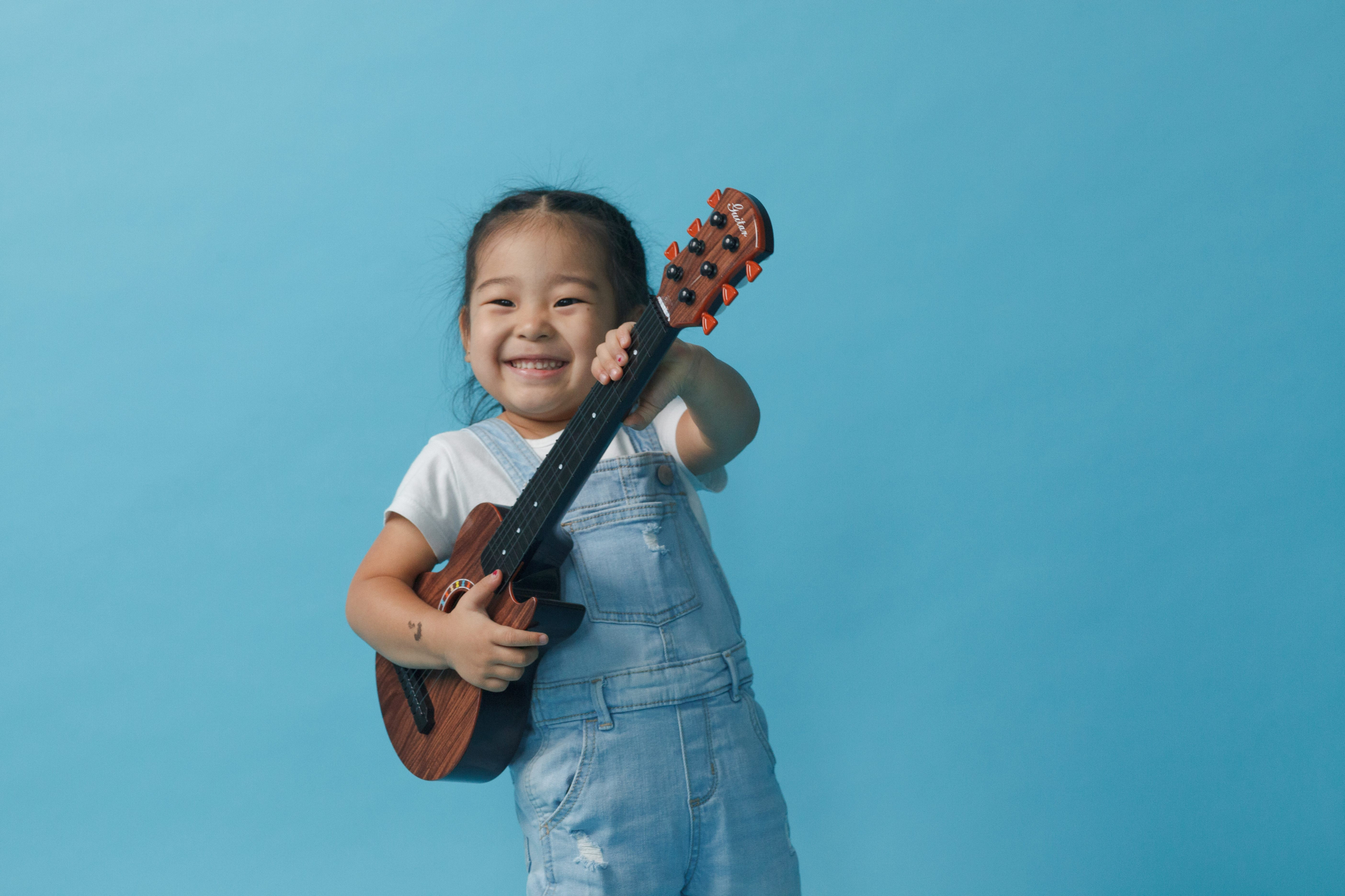 ギターをもつ女の子