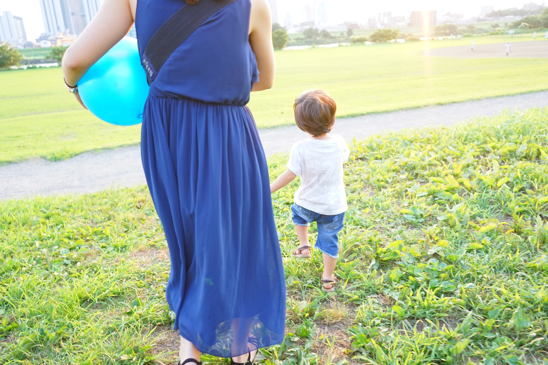 公園で遊ぶ親子