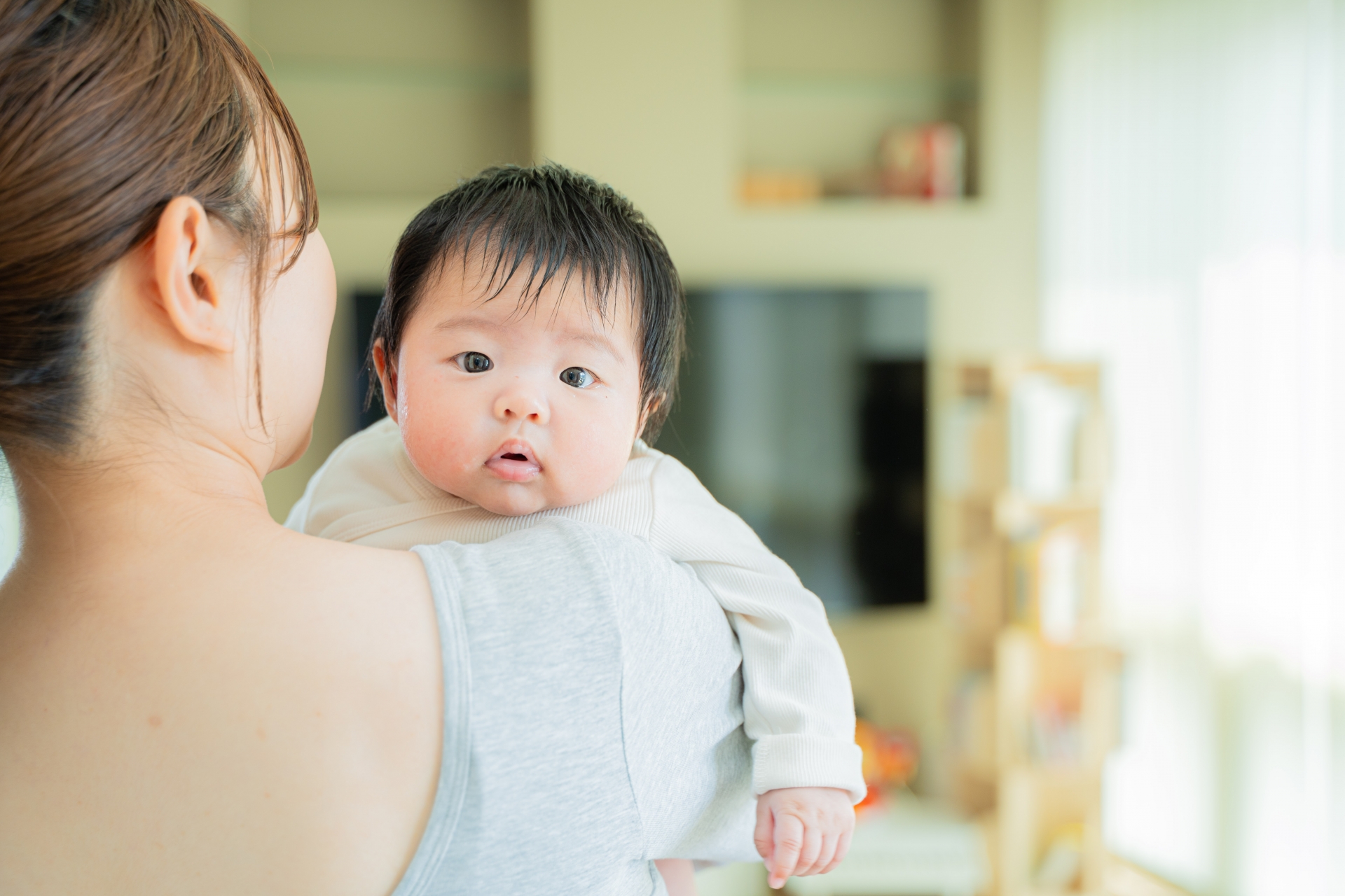 こっちを見る赤ちゃん