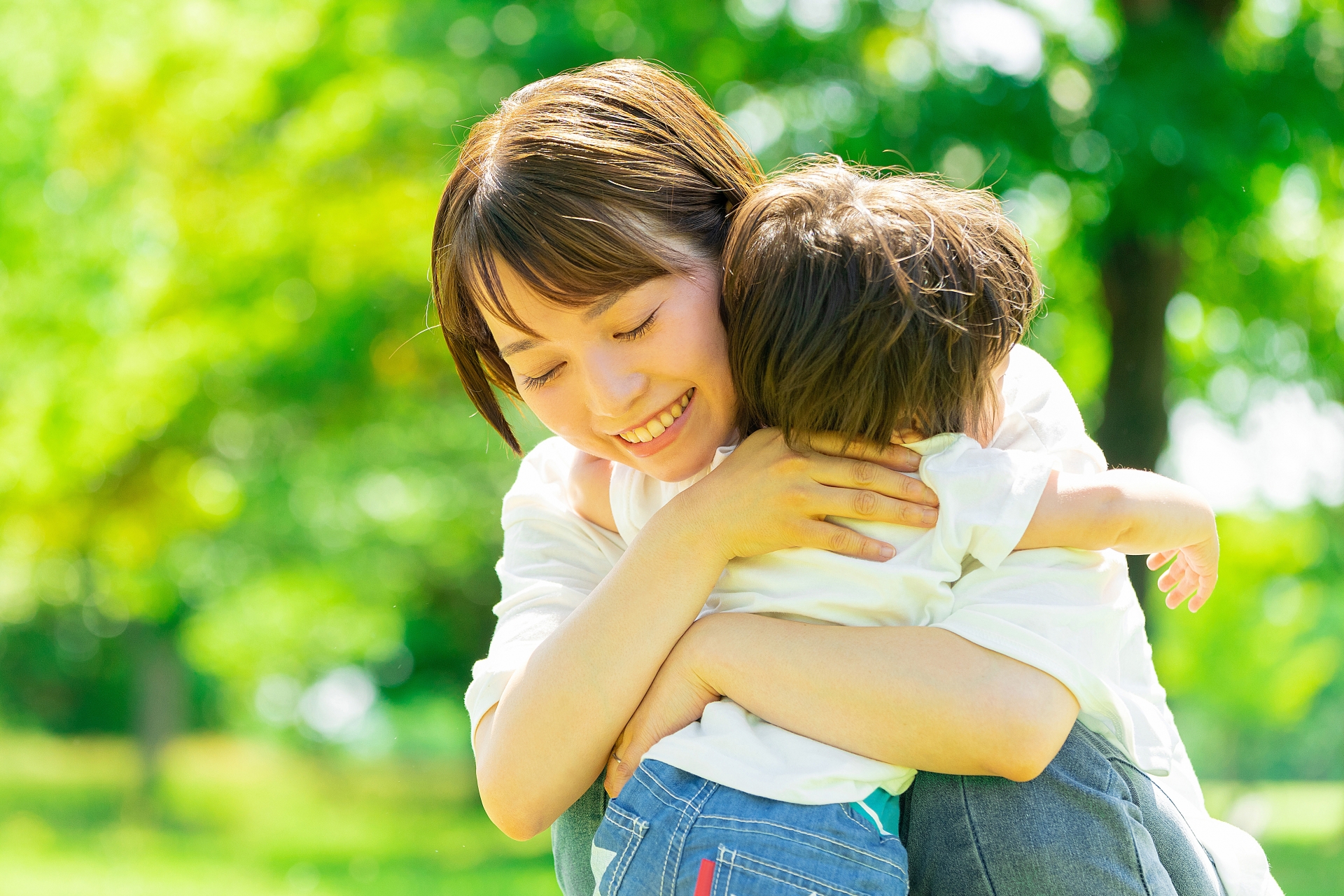 子どもを抱き寄せるママ