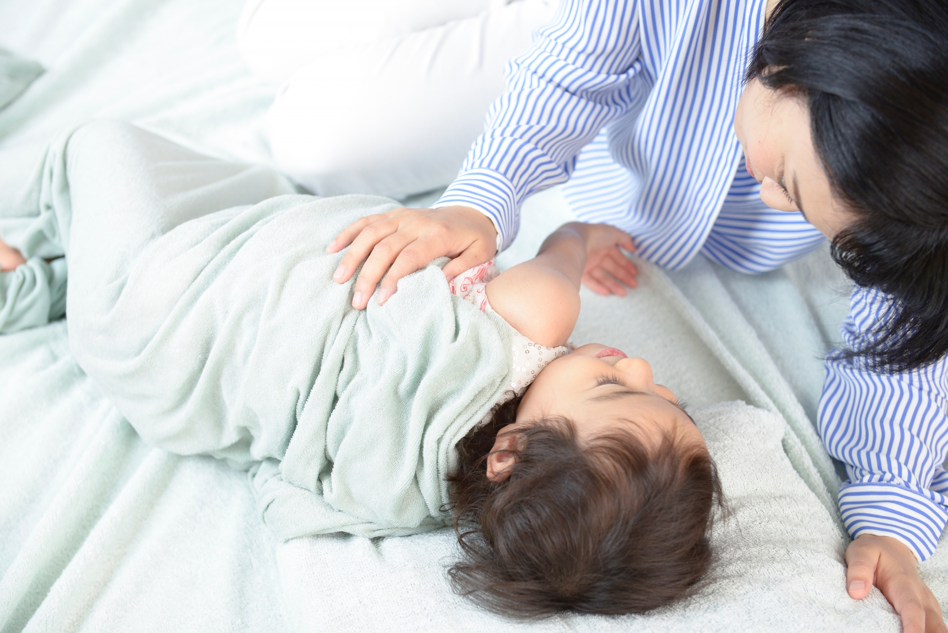 寝かしつけるママ