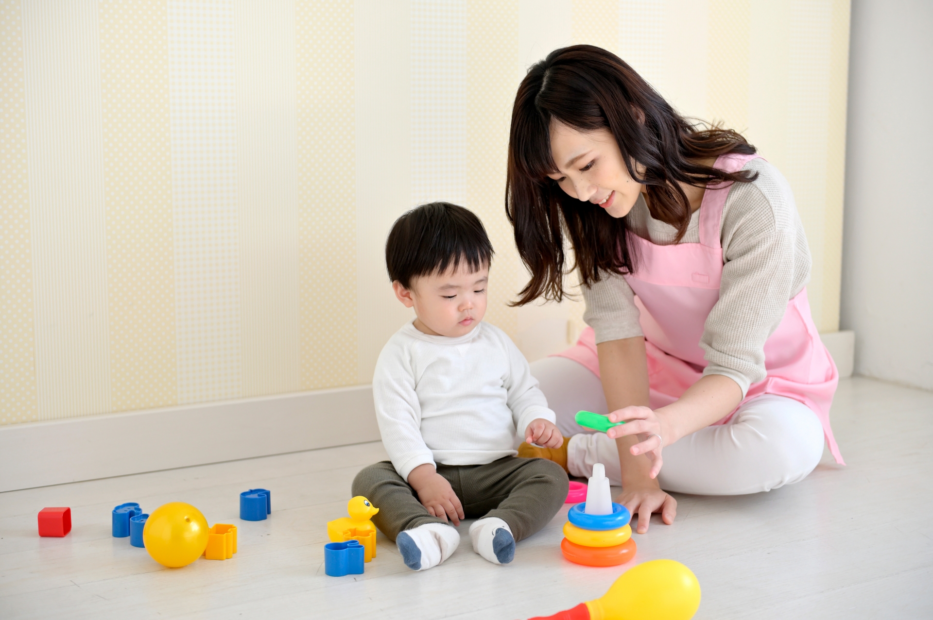 ブロックで遊ぶ親子