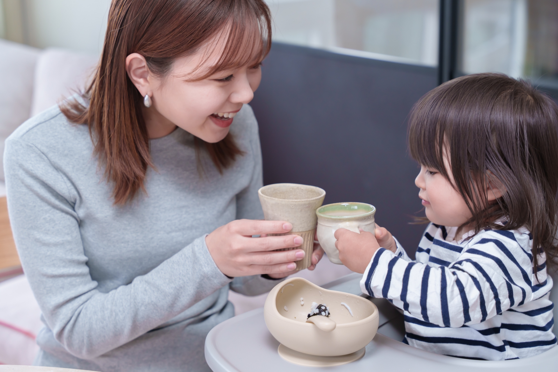 マグカップをあわせる親子