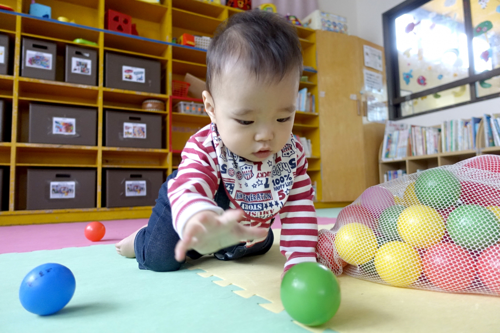 ボールで遊ぶ赤ちゃん