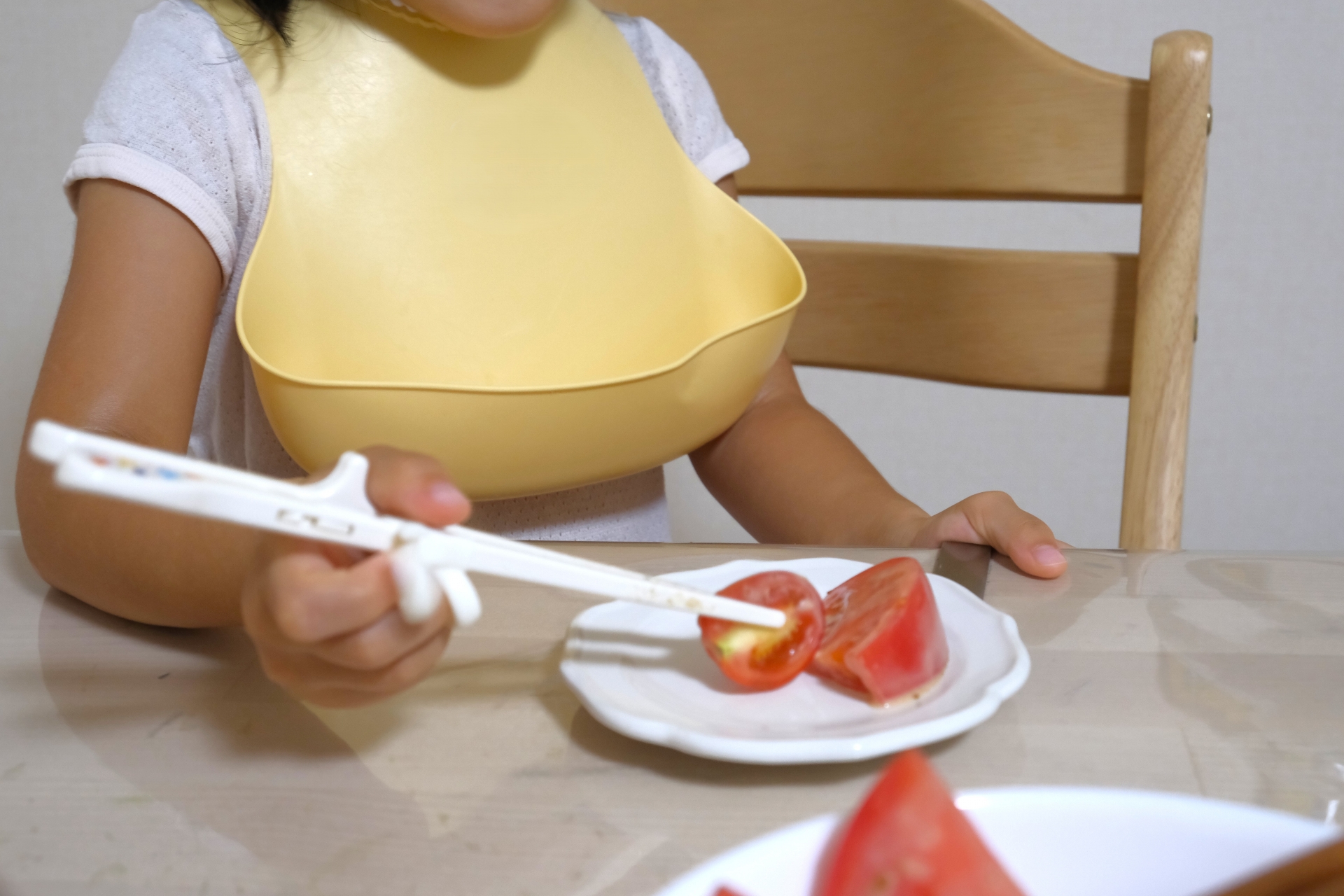 箸でトマトを掴む