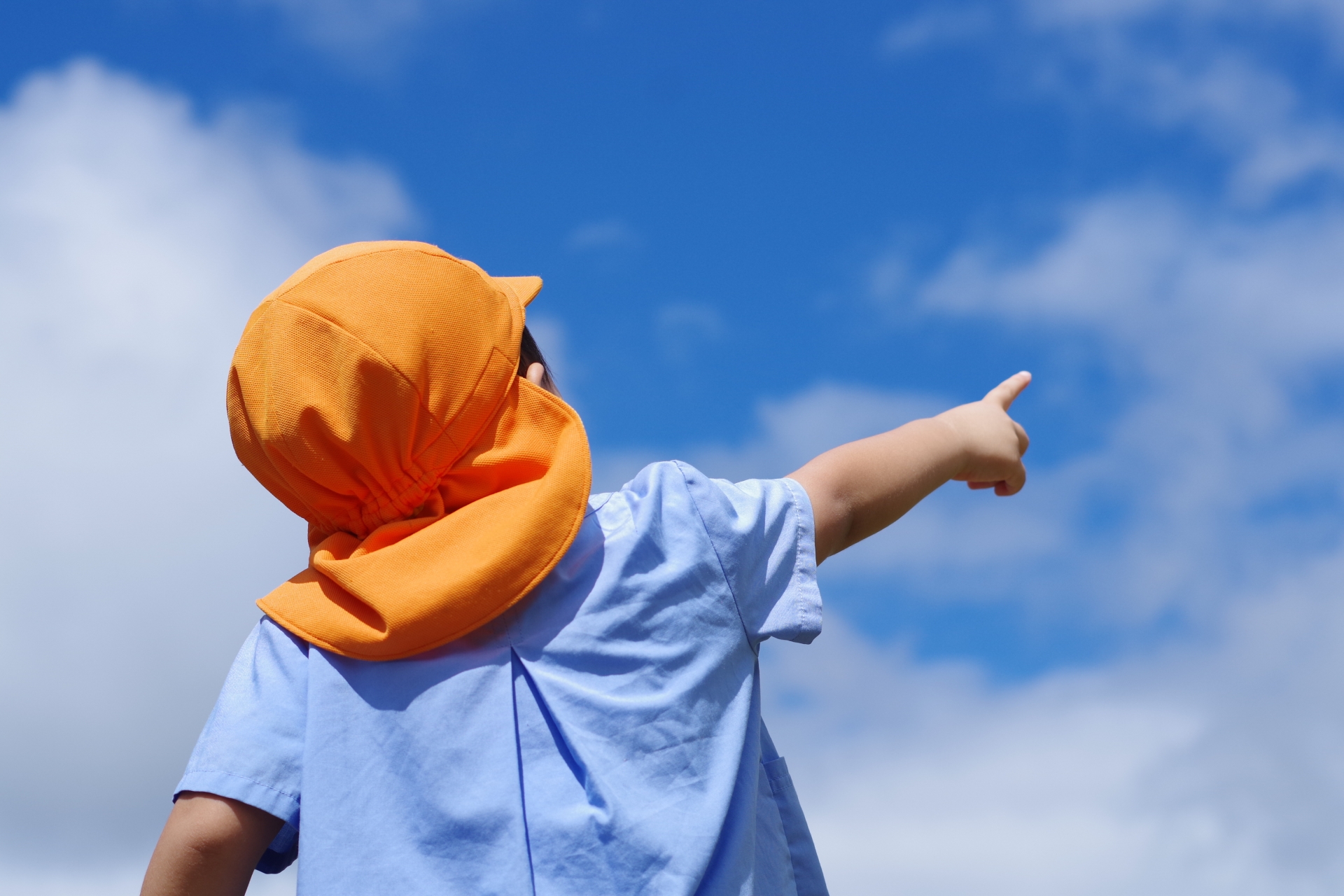 空を指さす子ども