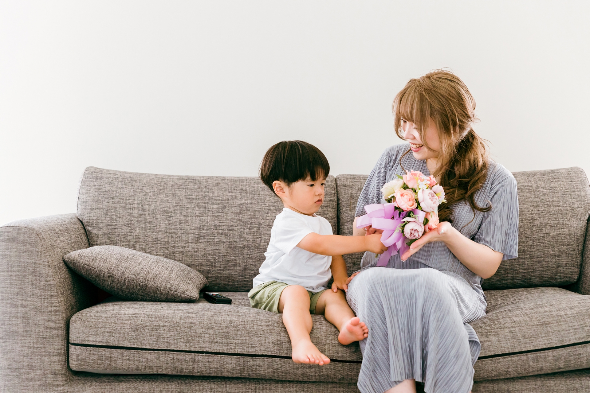 花束を渡す男の子