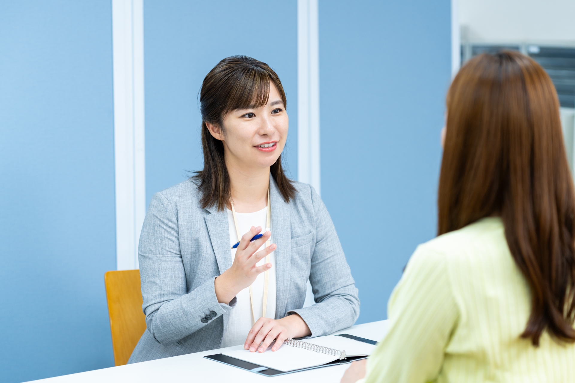 市役所の人と相談するママ