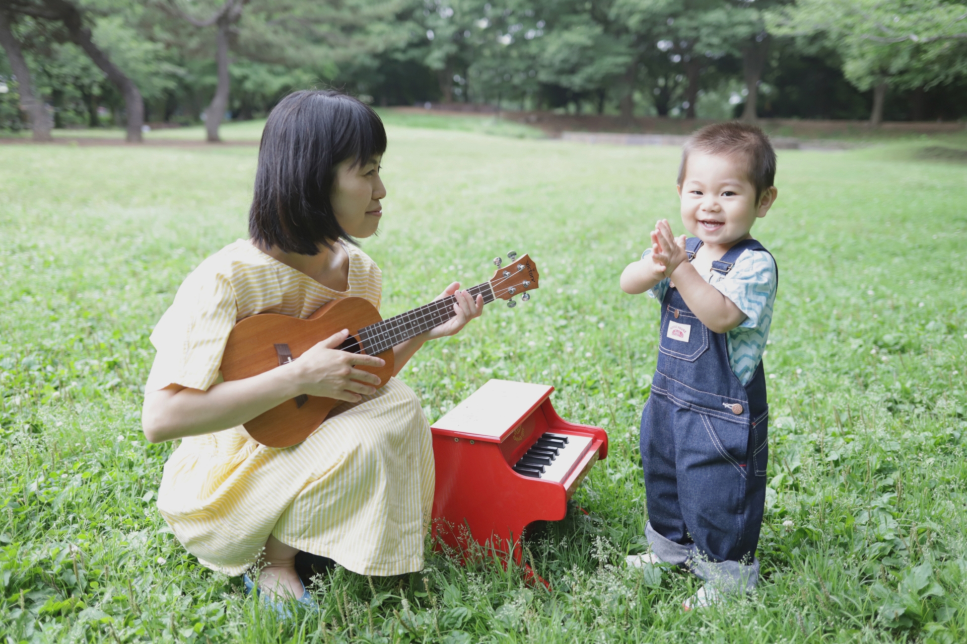 楽器を演奏する親子