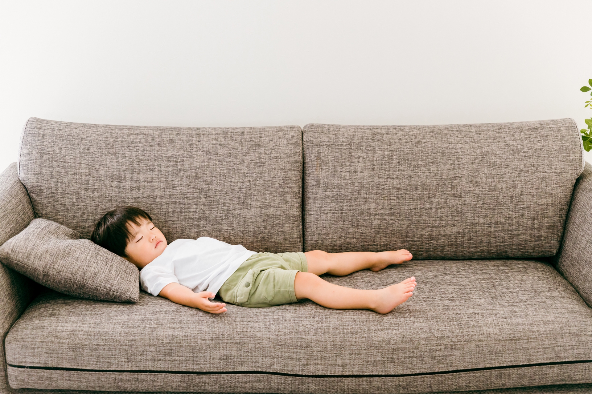 ソファで寝る子