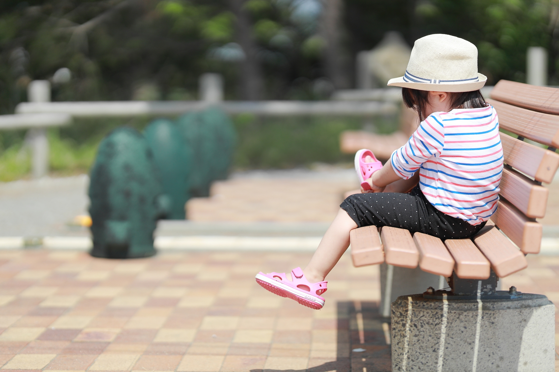 靴をはく女の子